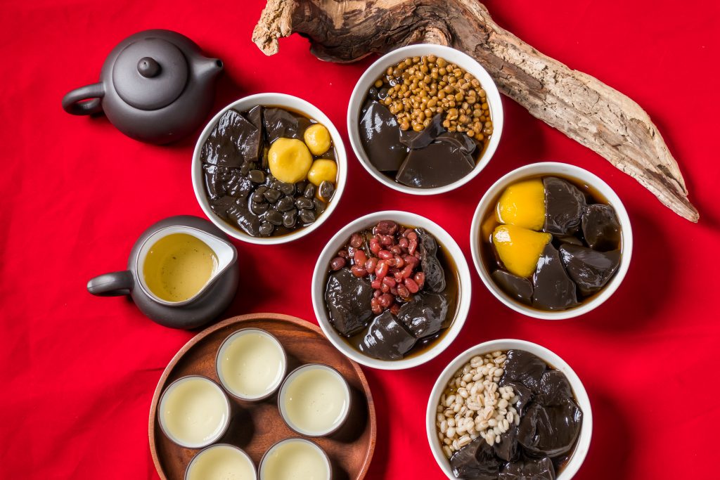 台湾の黒い薬膳ゼリー Taiwanese black herbal medicine jelly