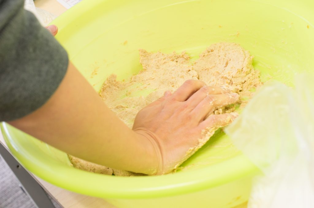 味噌作りの様子　大豆をつぶす