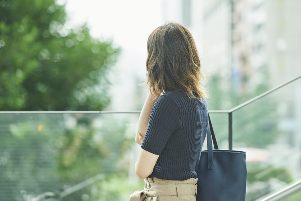 仕事をする女性